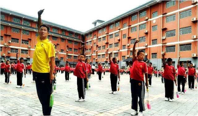 嵩山少林小龙武校教练石飞—以身作则守初心 言传身教育少年