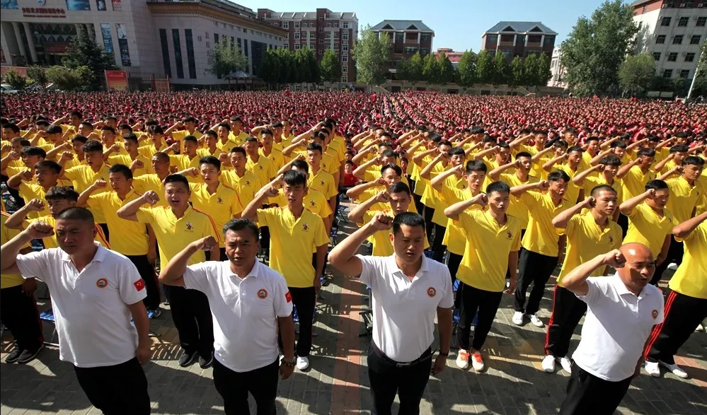 嵩山文武少林学校学费一年多少？