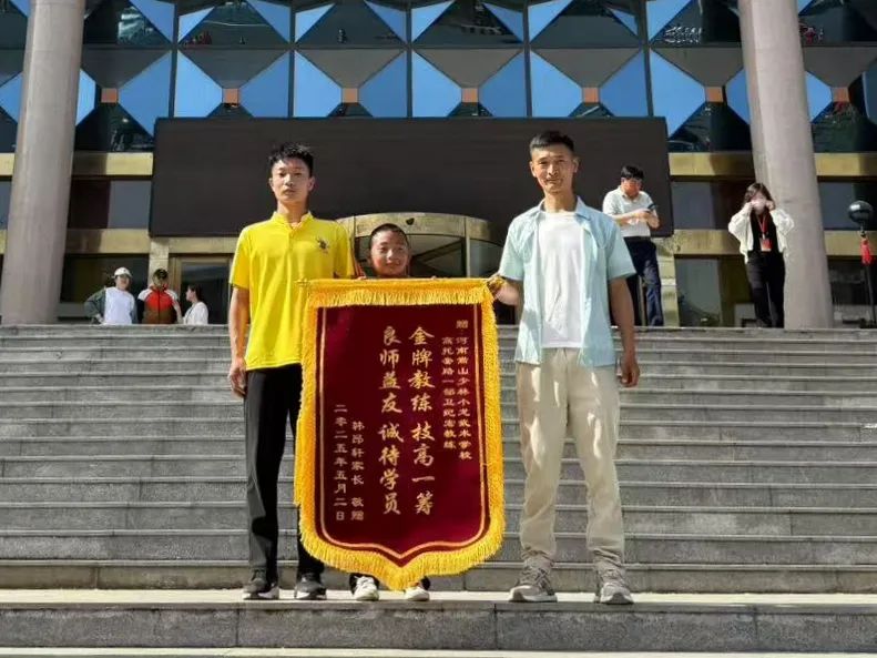 家长来少林小龙武校度假期 感恩教练送锦旗