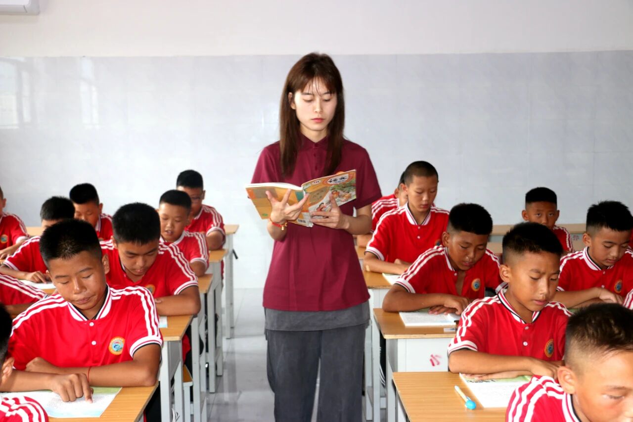 青春献教坛 严爱伴成长——记少林小龙武校小学部教师王文文