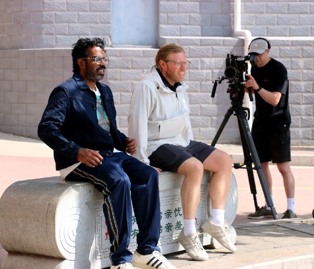 英国纪录片摄制组走进嵩山少林小龙武校 镜头定格少林武术磅礴风采