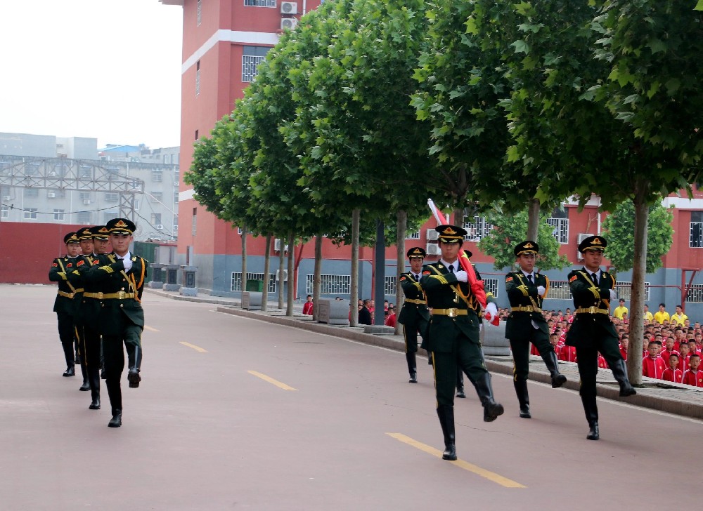 <strong>致敬劳动荣光 筑梦武韵青春｜嵩山少林小龙武校举行迎五一主题升旗仪式</strong>