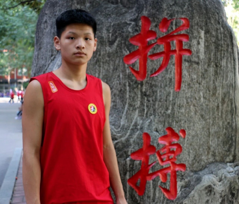 少年意气展锋芒 散打赛场夺桂冠——记少林小龙武校竞训散打部学生王龙豪